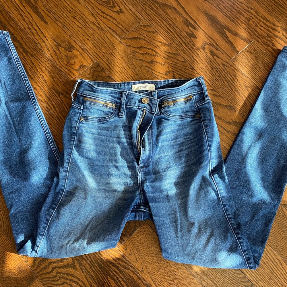 Abercrombie and Fitch Size 4 w 27 medium washed zipper detail skinny jeans